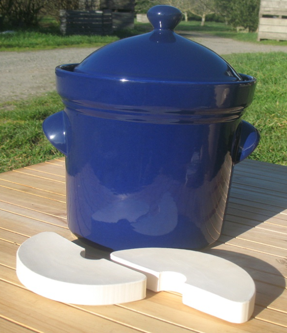 <ul class='dec-ul'><li>Ref SP-05:  5 Litre sauerkraut pot - Blue.</li>
                    <li>Largest diameter 230mm</li>
                    <li>Height with lid 250mm</li>
                    <li>Opening 135mm</li>
                    <li>Weight 5.6kg (pot & lid)</li>
                    <li>Weights included</li>
                    <li>Price: $166.00</li>
                    <li>Delivery: $26</li>
                </ul>